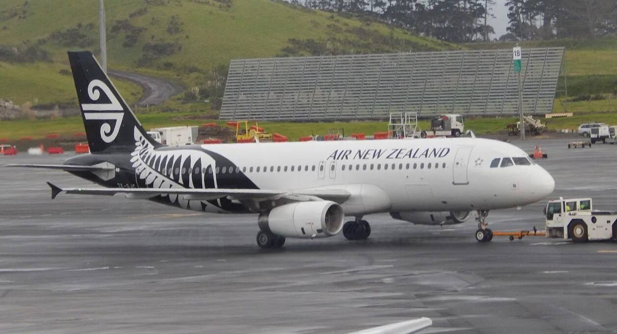 新西兰航空航班遭雷击,乘客惊魂一刻