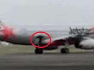 飞机起飞前滑行 舱门竟还敞开?