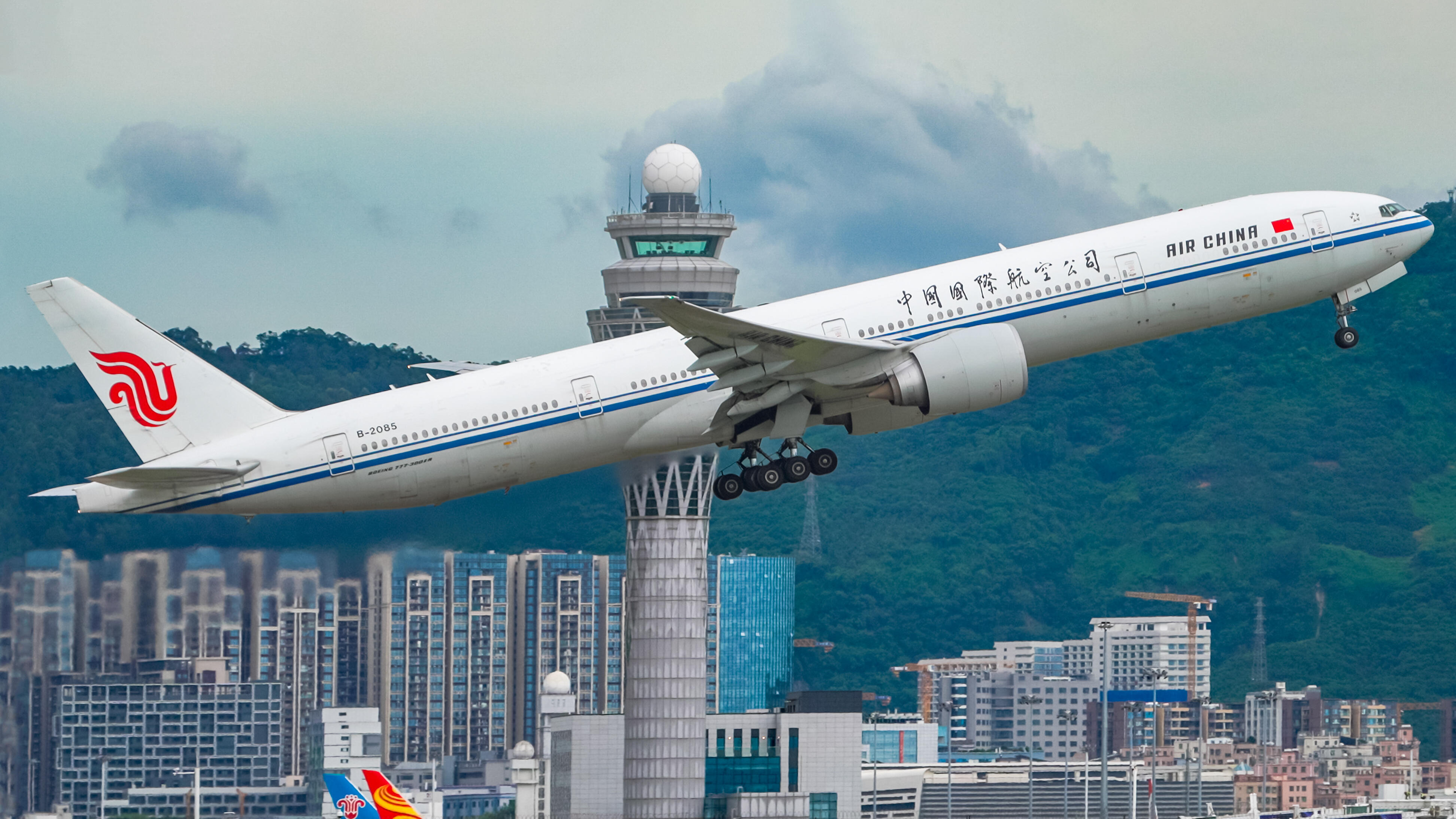 日均航班超1260架次!深圳空管站保障“双节”航班运行平稳顺畅