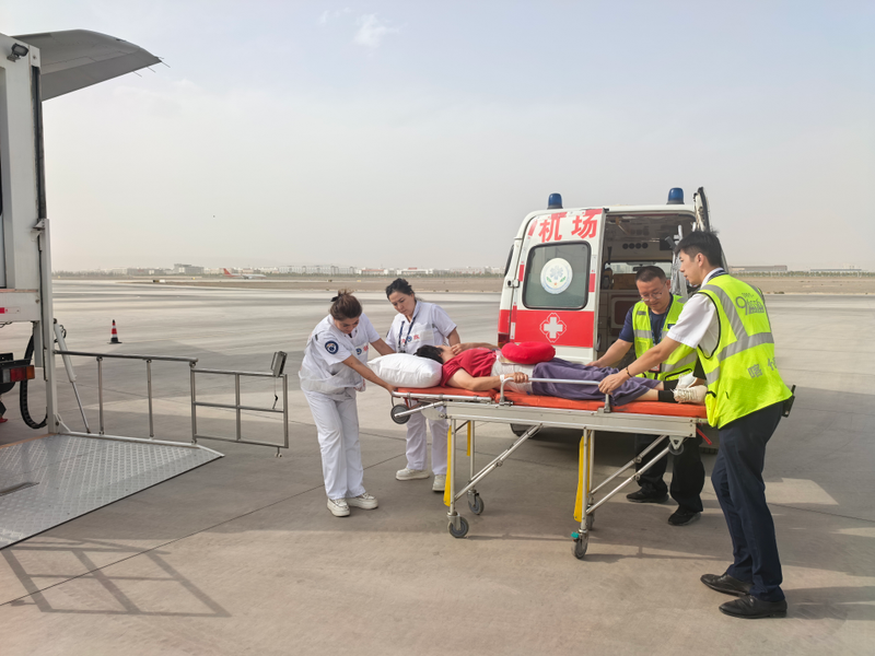 生命至上 服务暖心 喀什徕宁国际机场细致保障担架旅客出行