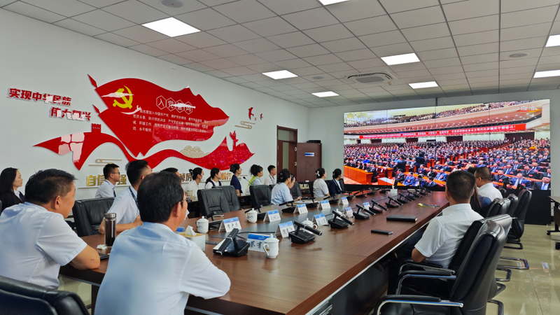 喀什徕宁国际机场组织观看新疆维吾尔自治区成立70周年庆祝大会直播