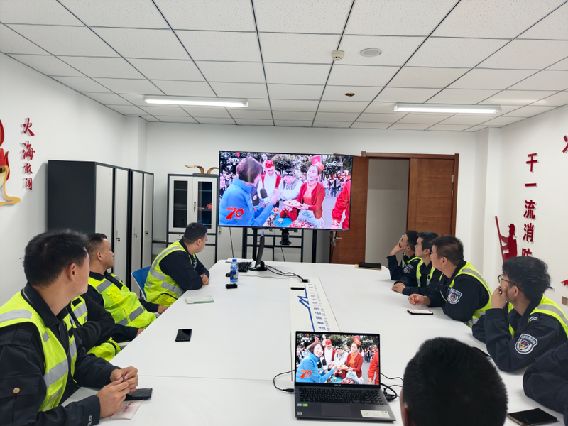 塔什库尔干红其拉甫机场组织全员集中观看新疆维吾尔自治区成立70周年庆祝大会直播