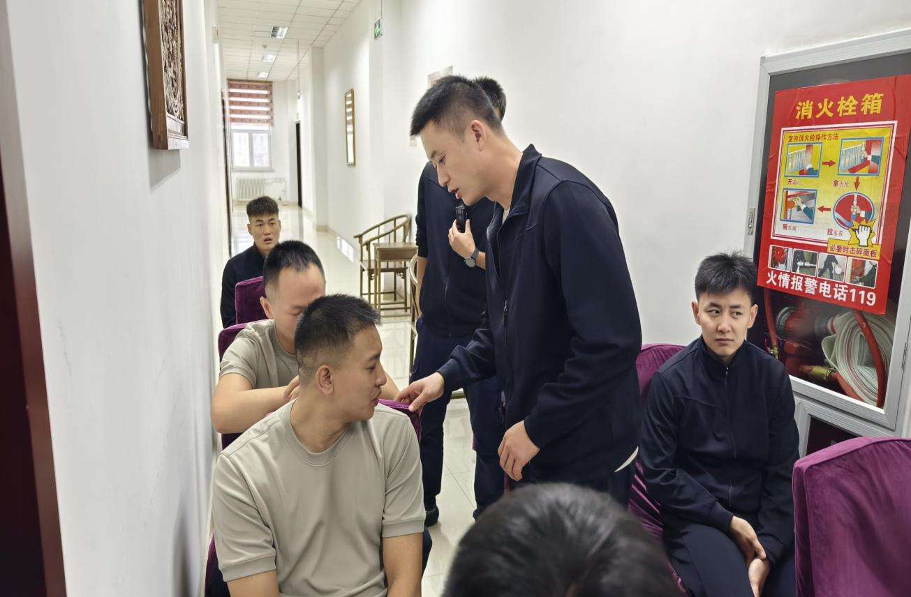 乌鲁木齐航空开展强化安全员机上处置能力专项演练