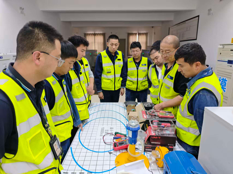 喀什徕宁国际机场开展助航灯光岗位练兵 筑牢飞行安全防线