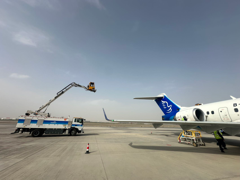 喀什徕宁国际机场顺利完成冬季首次除防冰演练 为冬季航班运行安全筑牢坚实基础