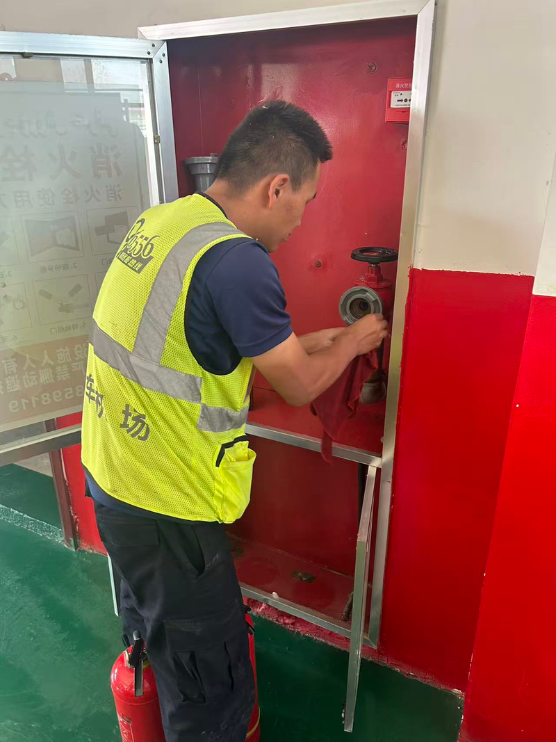 莎车叶尔羌机场开展秋冬消防栓换季维护 筑牢安全防线