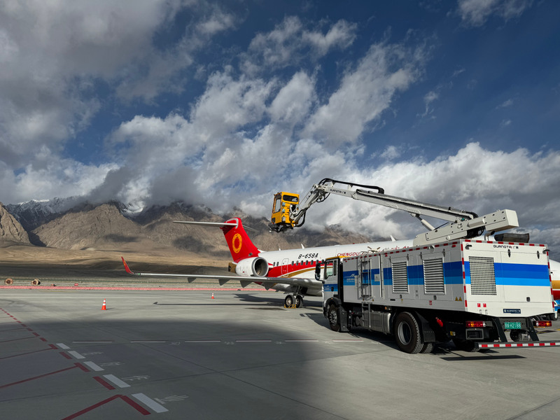 塔什库尔干红其拉甫机场开展入冬前首次除冰雪实战演练