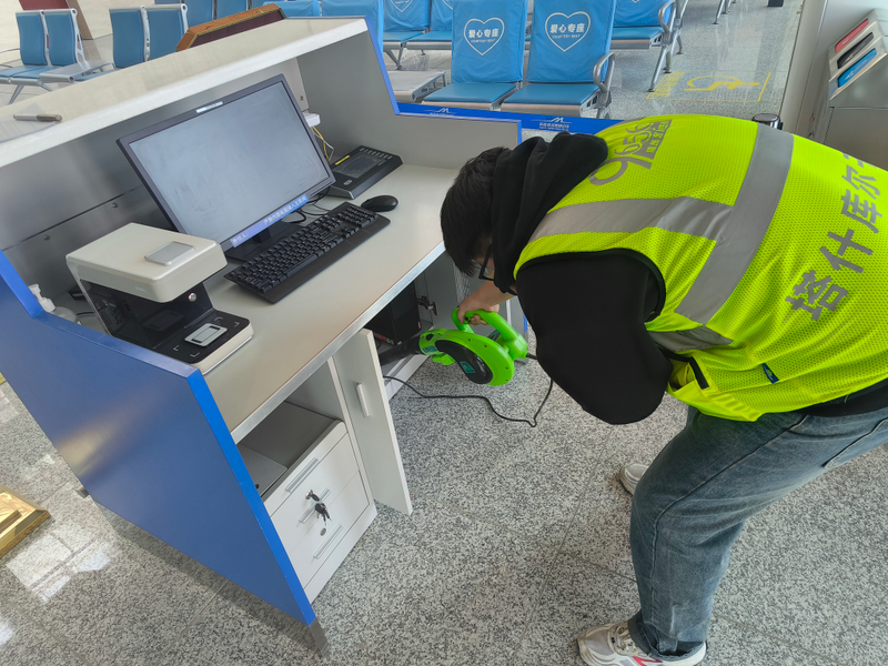 塔什库尔干红其拉甫机场组织开展换季设施设备检查清灰工作