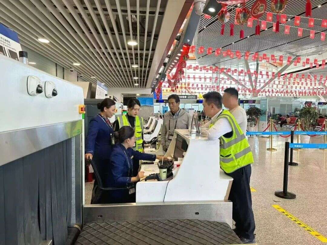 事发西藏!航班全满,为四岁眼伤女童抢出生命通道