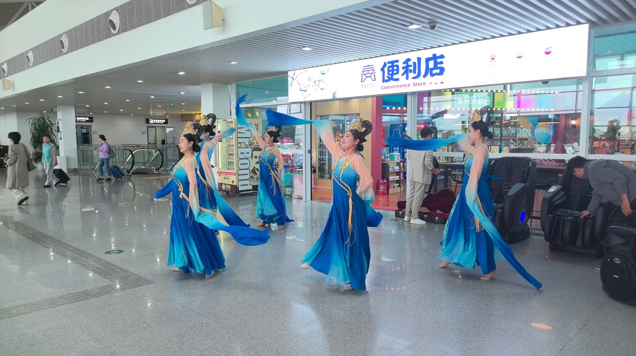 歌舞魔术齐登场 秦皇岛机场“小秦怀·遇见艺术”主题演出温暖旅客团圆路