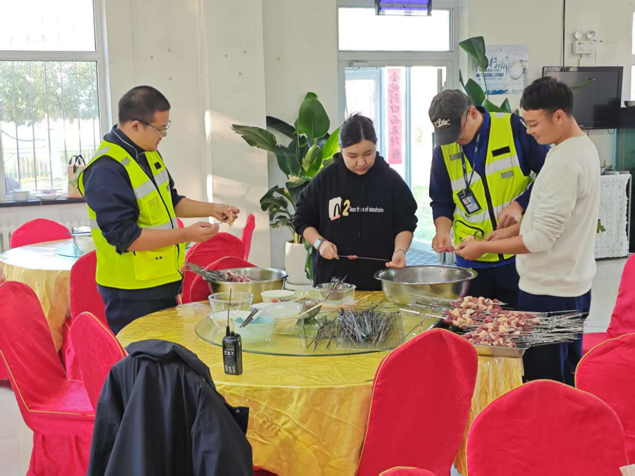 新疆机场集团那拉提机场举办中秋晚会:草原机场融温情 双节同庆暖人心