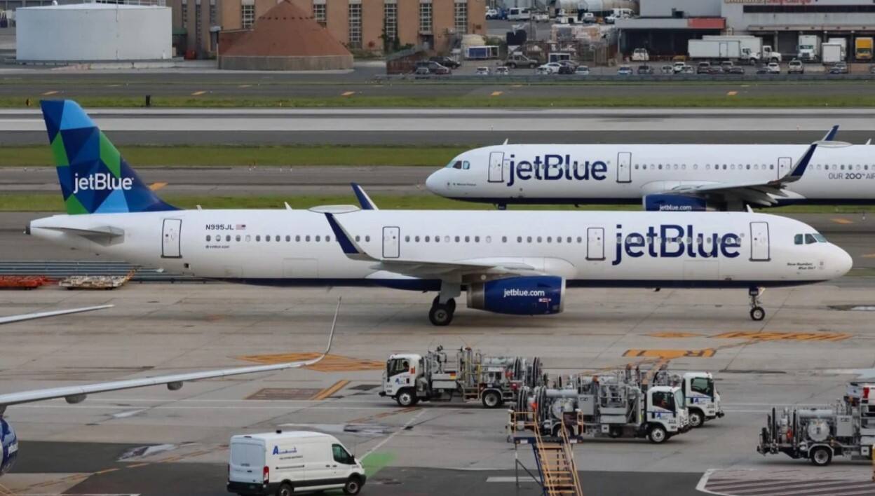 “我男友是飞行员!”女子欲强行打开紧急出口被拦下