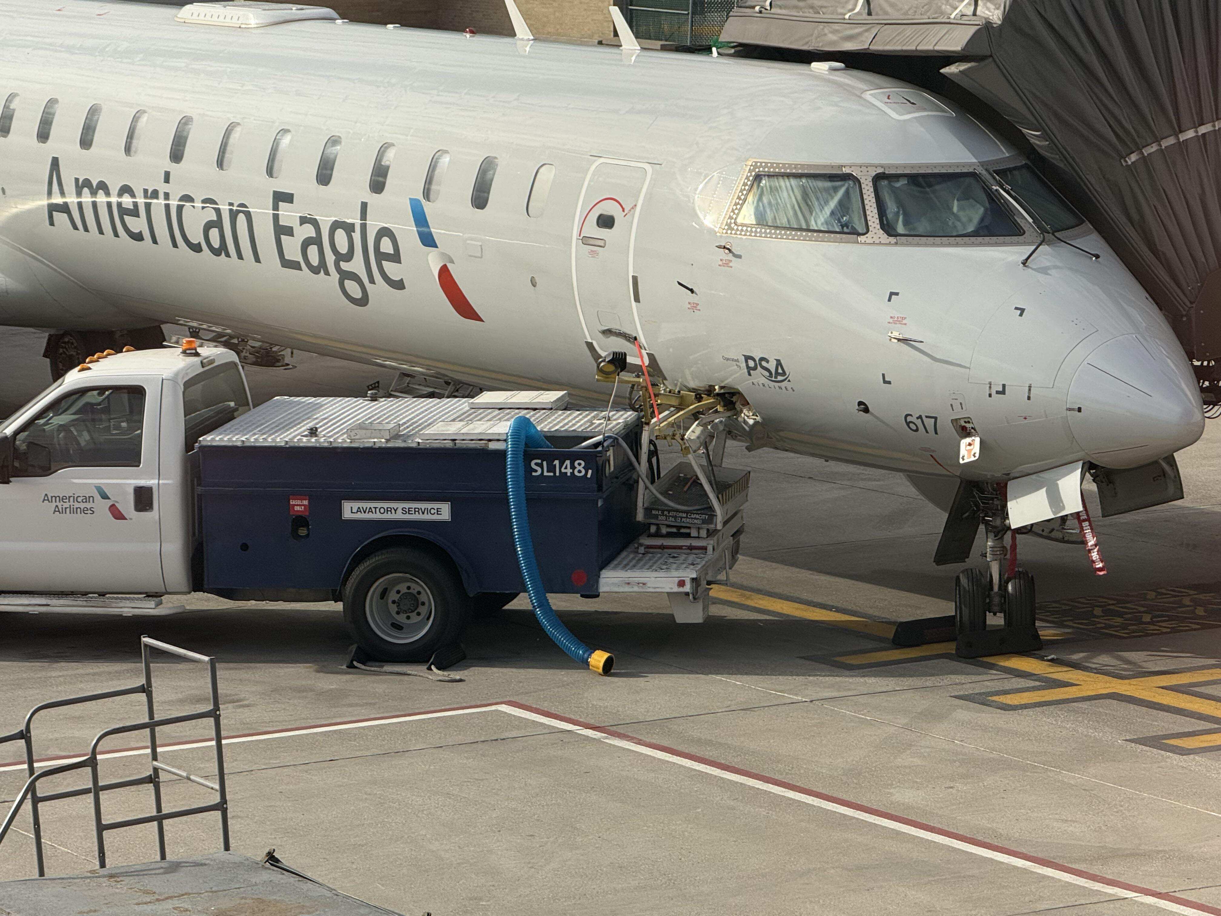 刺穿机身！美国鹰航一客机遭地面车辆撞击