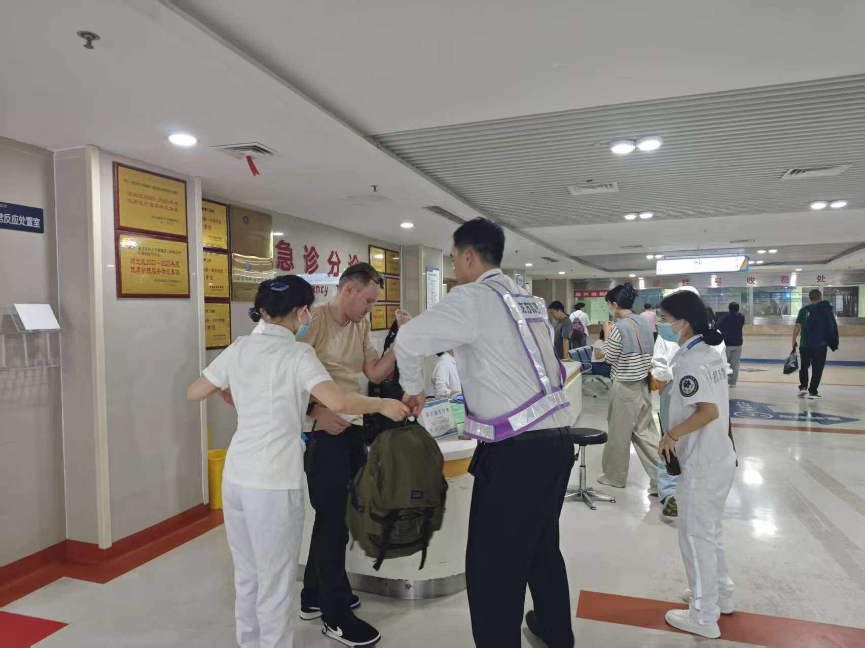 东航重庆基地顺利保障突发疾病旅客