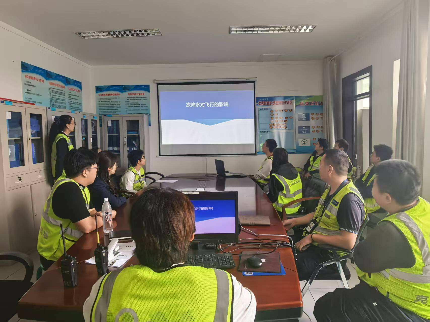 筑牢安全防线：新疆机场集团克拉玛依古海机场开展冻降水对飞行的影响的学习