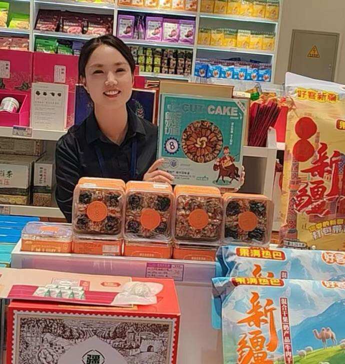 新疆机场集团天惠商业管理有限责任公司“微笑明星” 以服务温度点亮机场消费体验