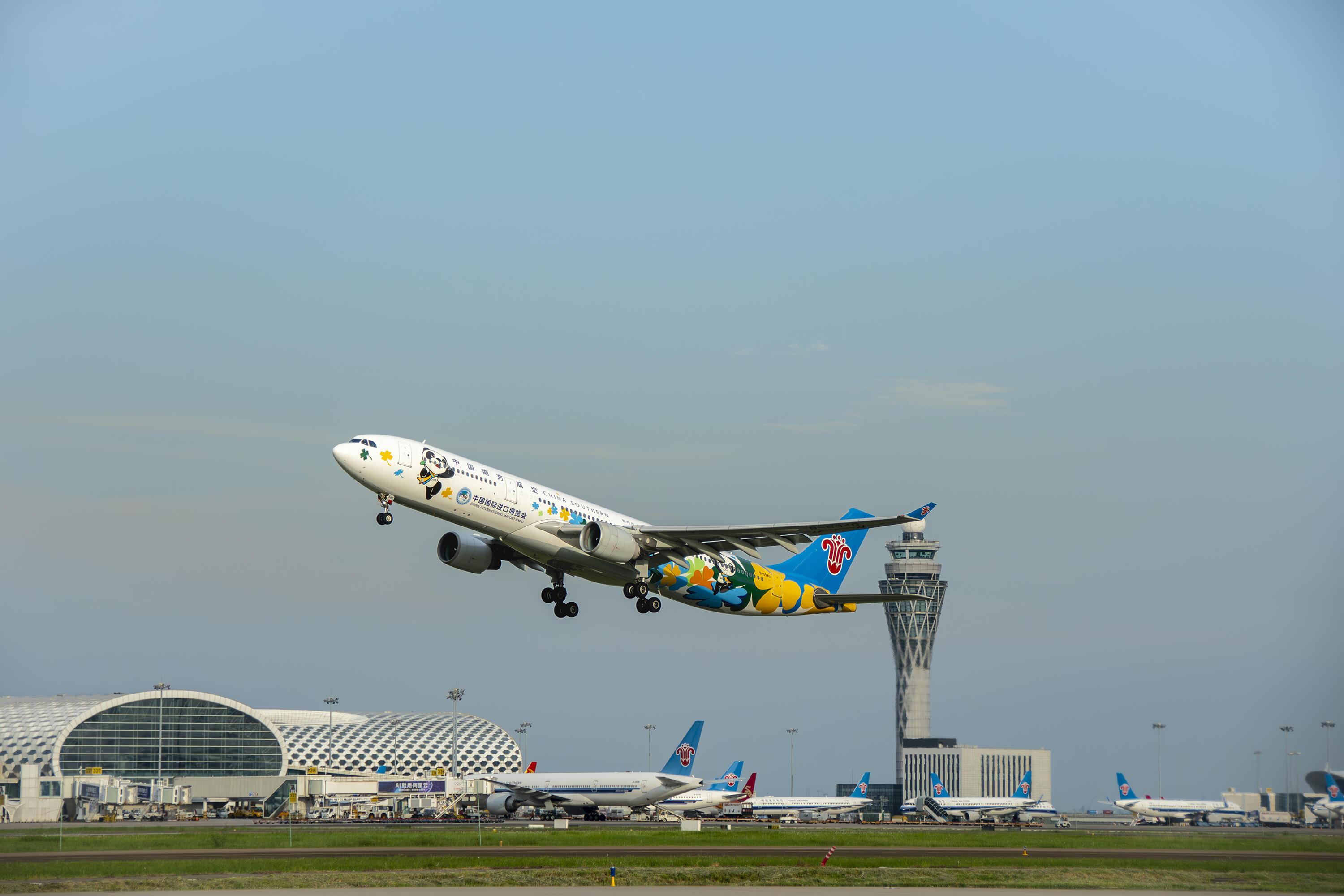 新航季依旧繁忙,深圳空管站积极保障2025冬春航班换季工作