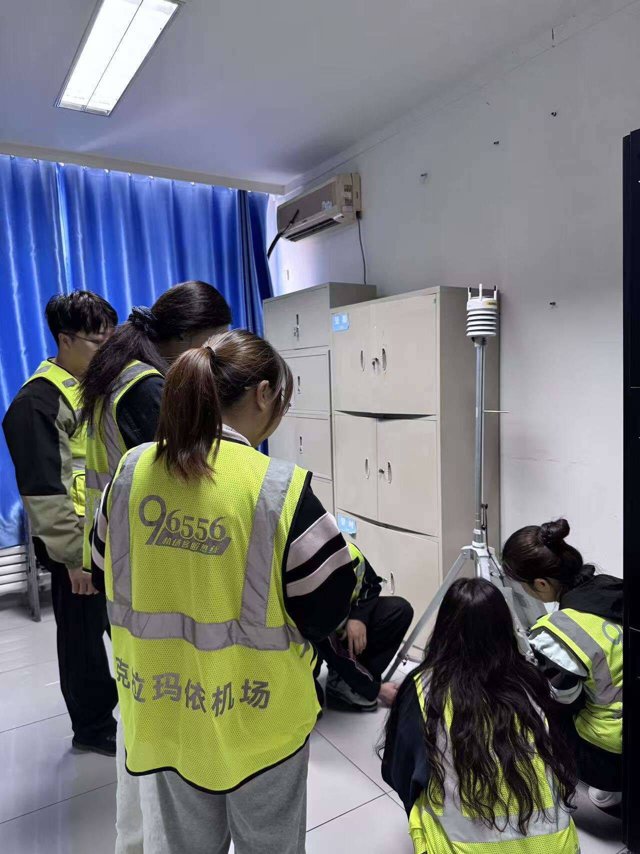 应急有方！新疆机场集团克拉玛依古海机场气象班组开展便携式自动站培训