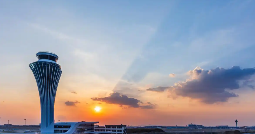 广州白云机场东塔台正式启用 第五跑道投运具备关键条件