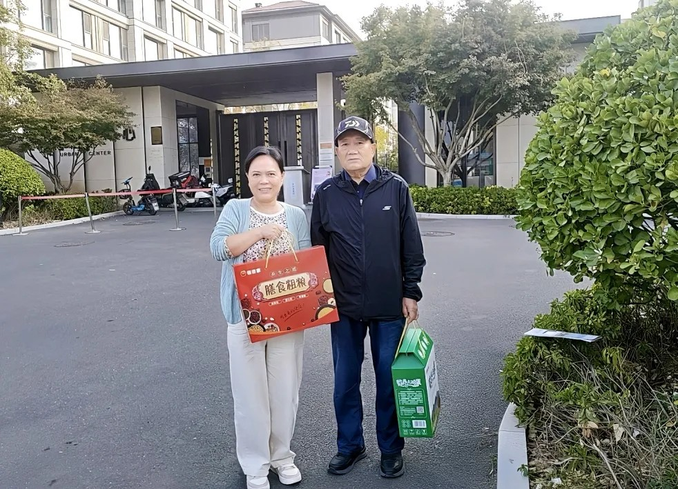 弘扬敬老传统,共度重阳佳节——青岛空管站亲情慰问退休职工