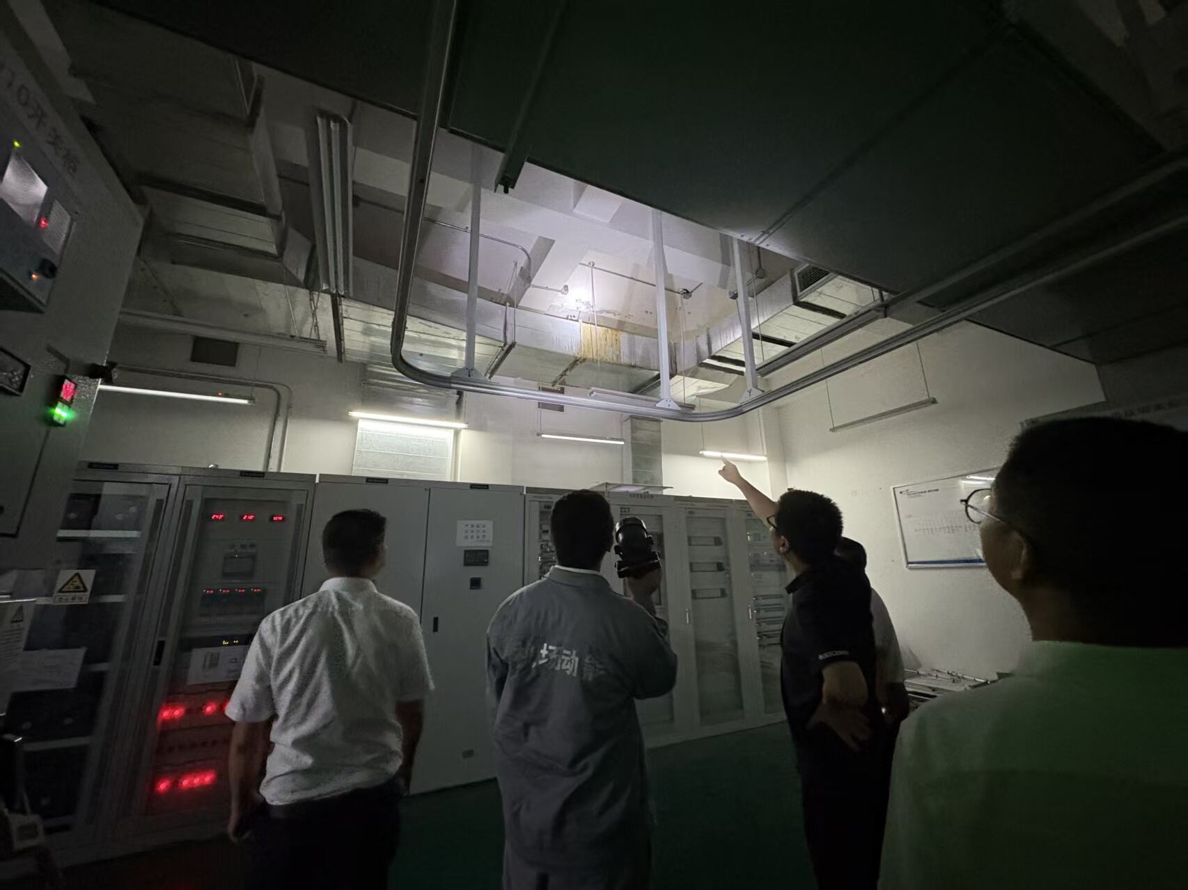 为电力开关站撑伞 保天府供电安全 ——记西南空管局天府空管办推进天府机场电力开关站防汛工作