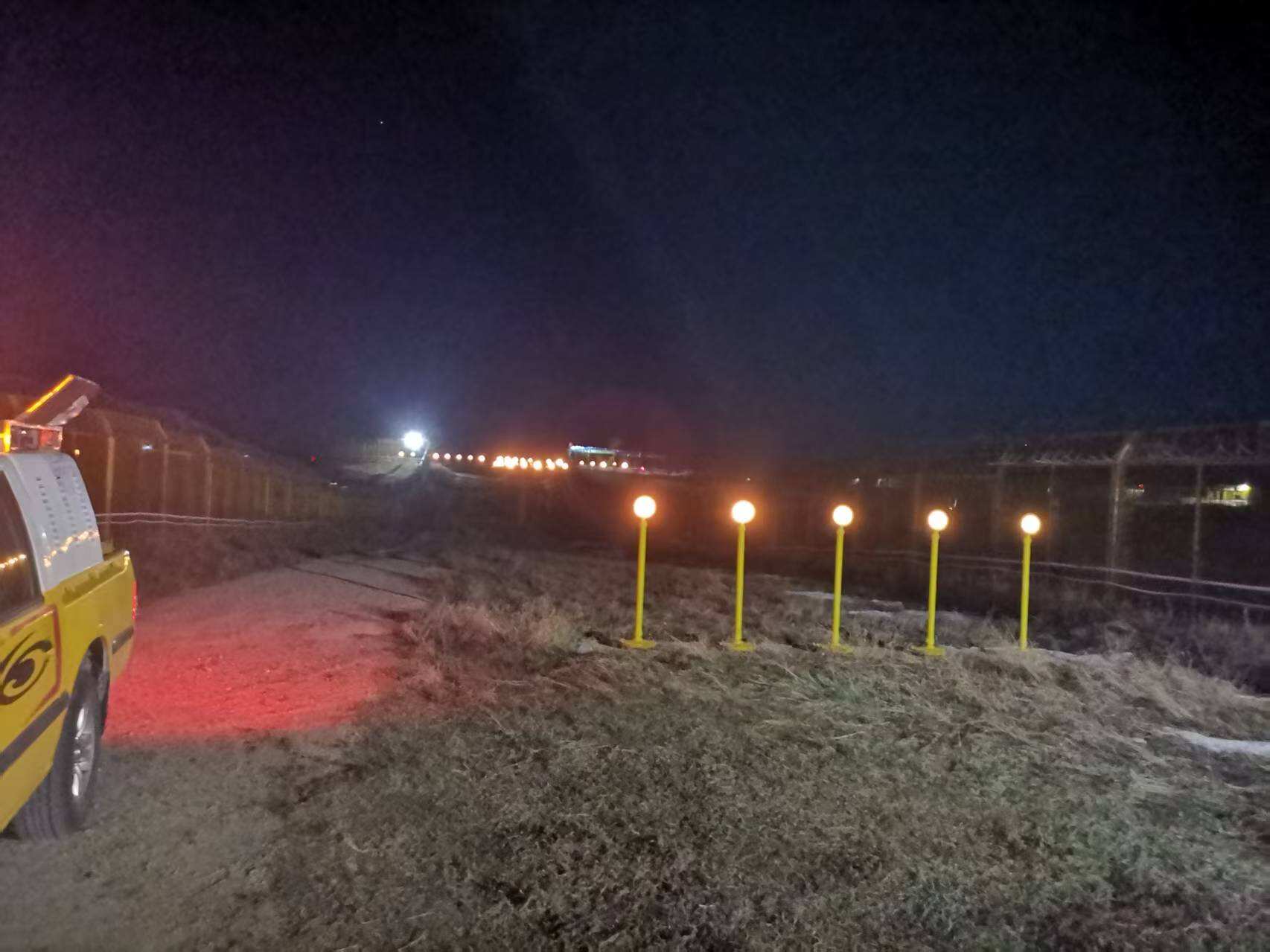 布尔津喀纳斯机场夜间开展助航灯光维护保养 点亮助航起降“安全灯”