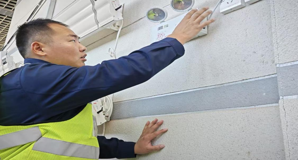 筑牢应急防线 护航冬季运行 —— 布尔津喀纳斯机场全面完成应急照明灯专项维保