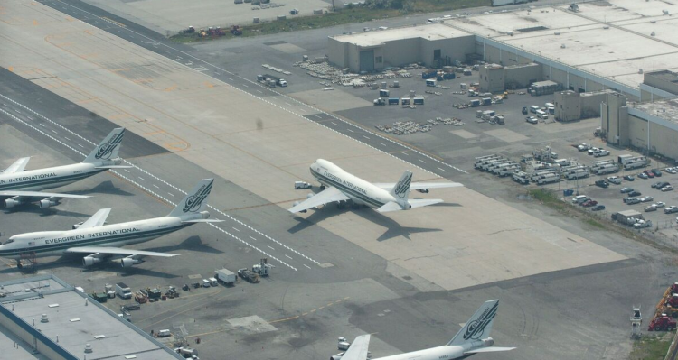 进港飞机报告发动机故障 美肯尼迪国际机场地面停飞