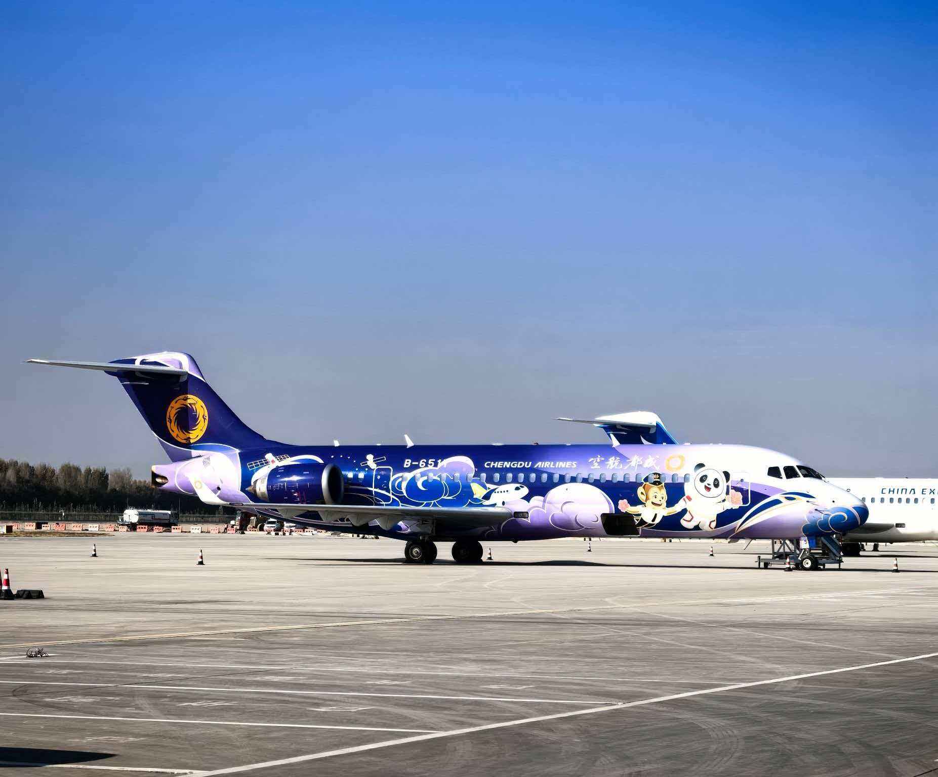 飞越油城!成都航空“锦绣前程”号彩绘机亮相新疆机场集团克拉玛依古海机场