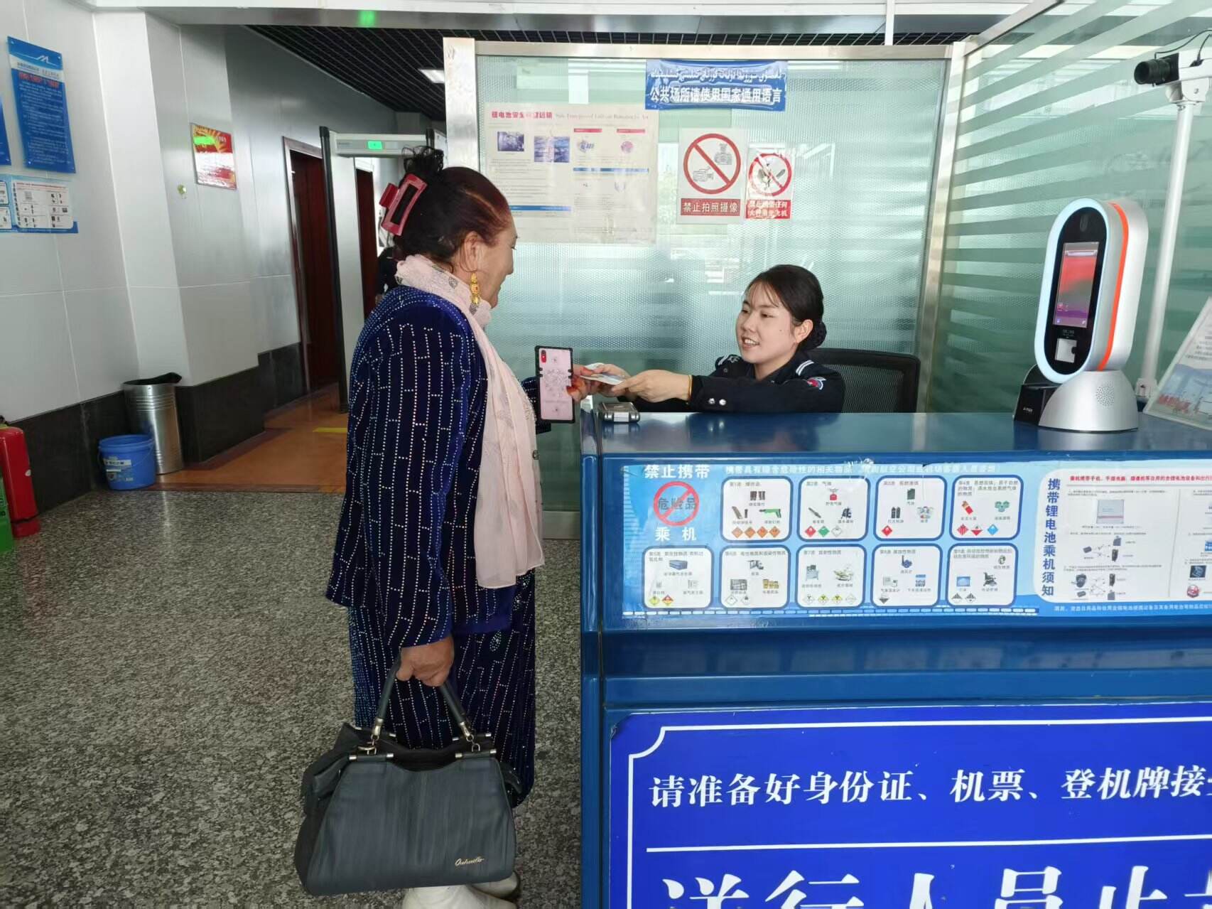 新疆机场集团且末玉都机场开展重阳节活动 贴心服务护航老年旅客出行