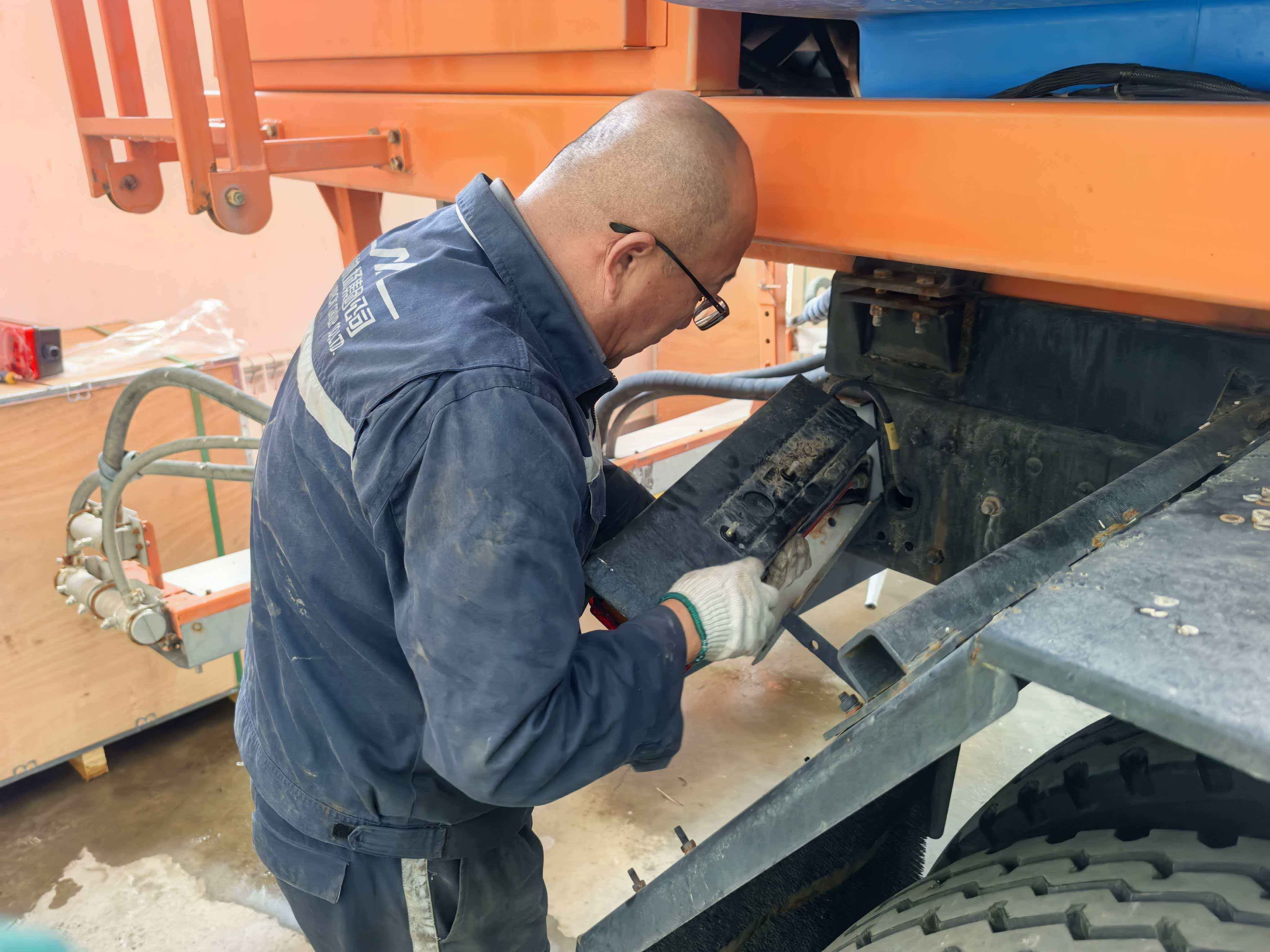 雪季即将来临 布尔津喀纳斯机场积极备战维护保养清雪作业车辆