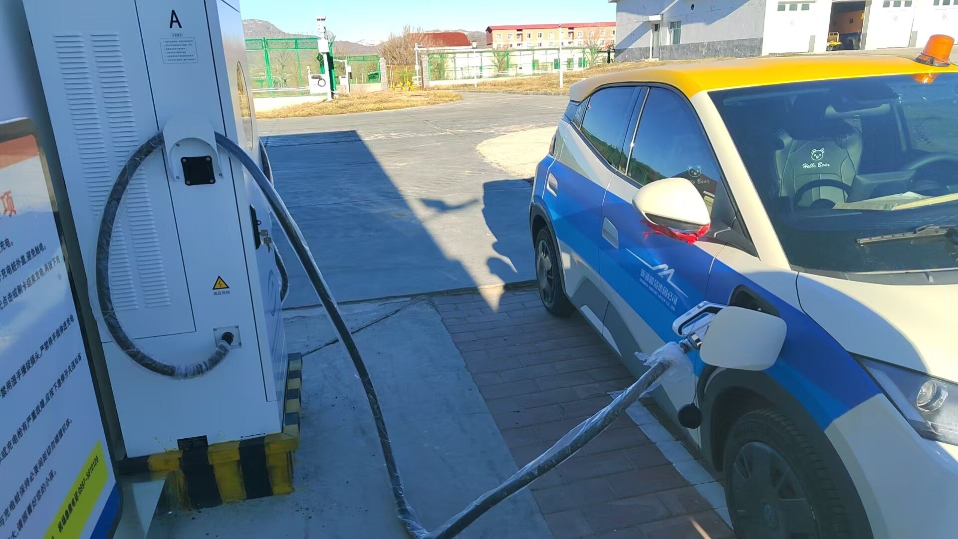 节能环保 布尔津喀纳斯机场新能源车辆正式投入使用