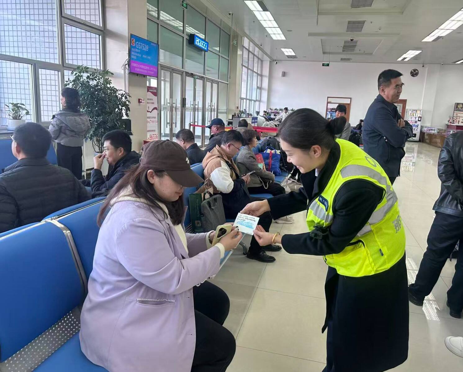 温情满空港新疆机场集团那拉提机场为旅客送上“空中生日礼”