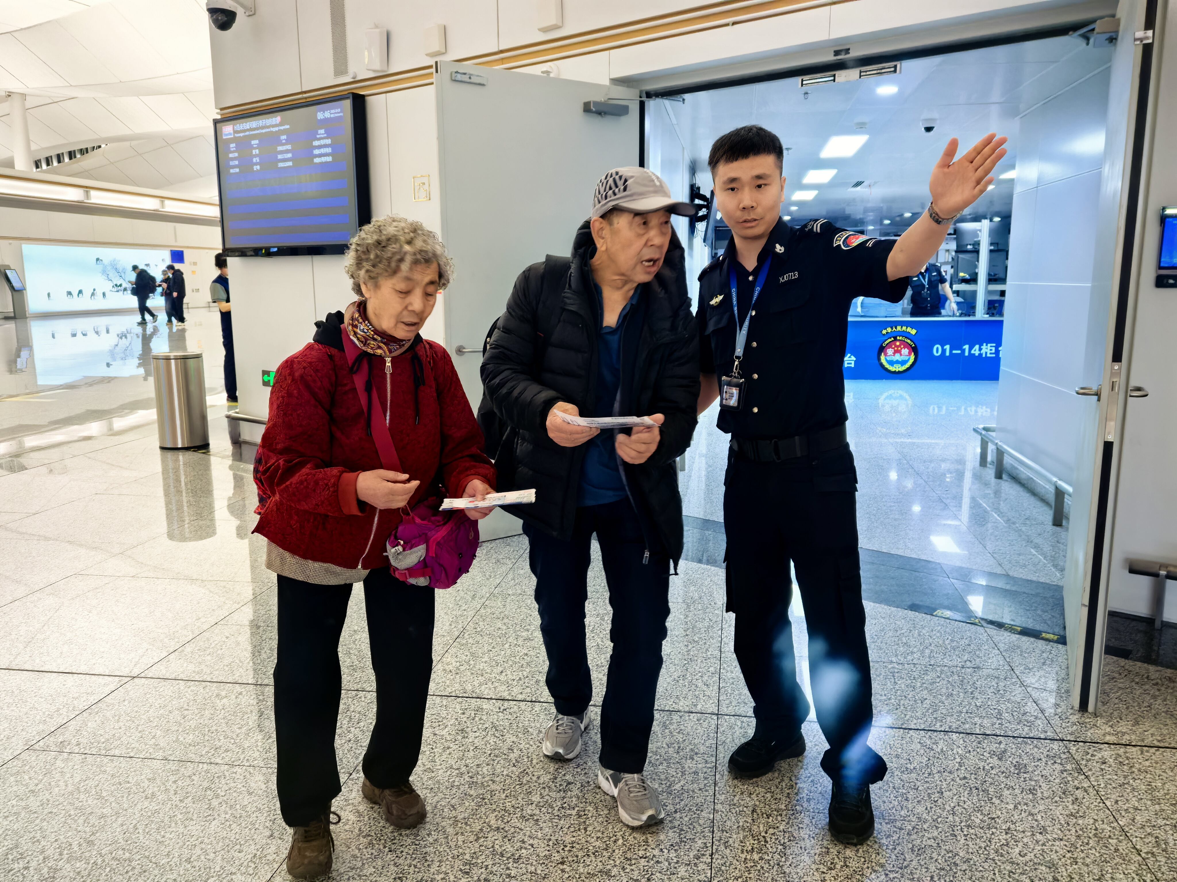 乌鲁木齐国际机场分公司安全检查总站开展“情暖重阳—为老年旅客铺就温馨旅途”主题活动