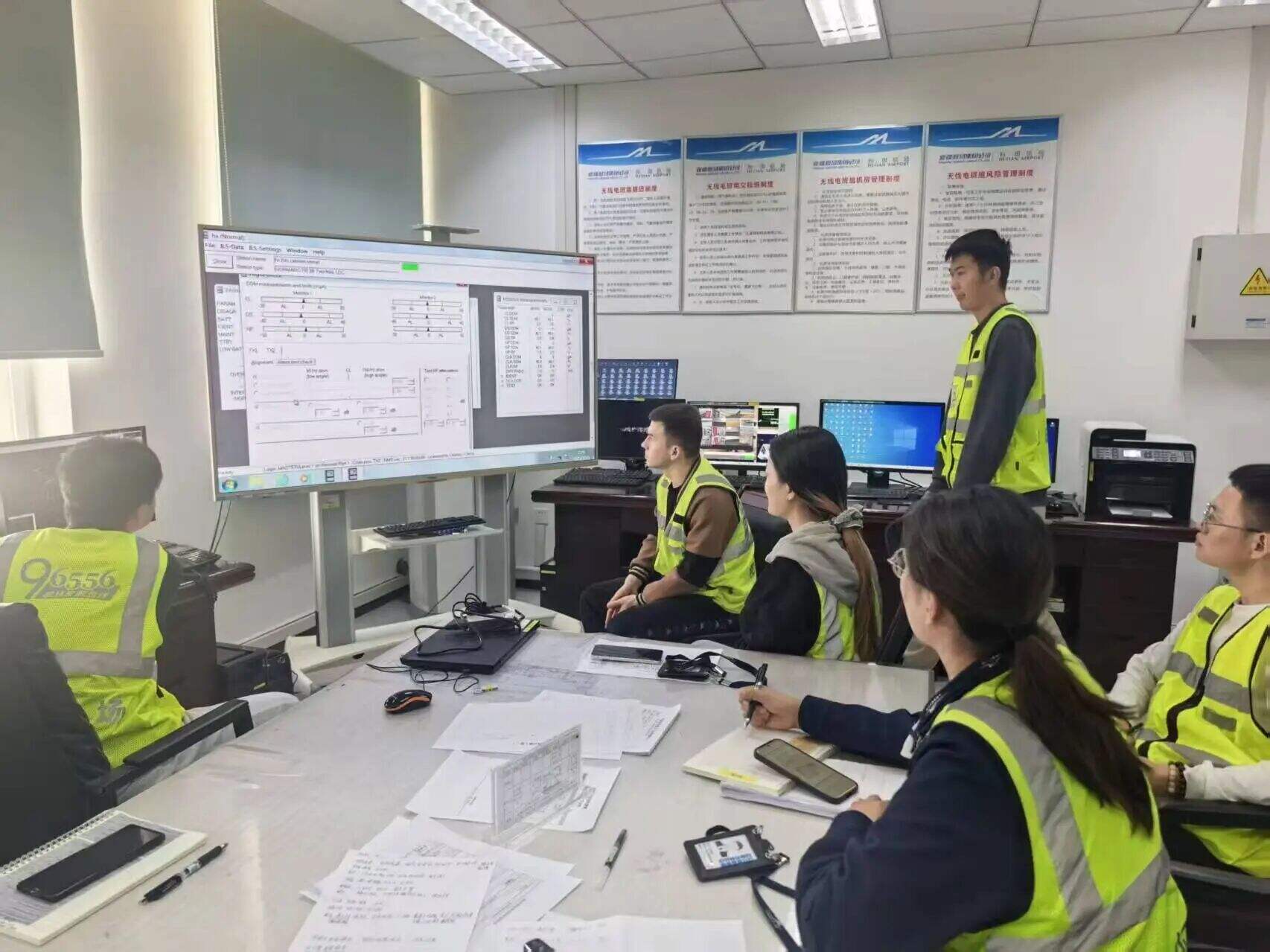 新疆机场集团和田昆冈机场扎实推进空管设备换季维护 筑牢秋冬运行安全基础