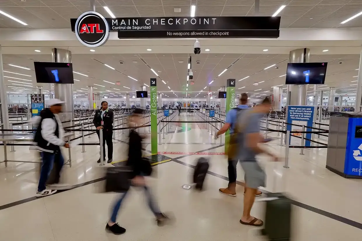 政府“停摆”33天 美交通部长称考虑关闭空域