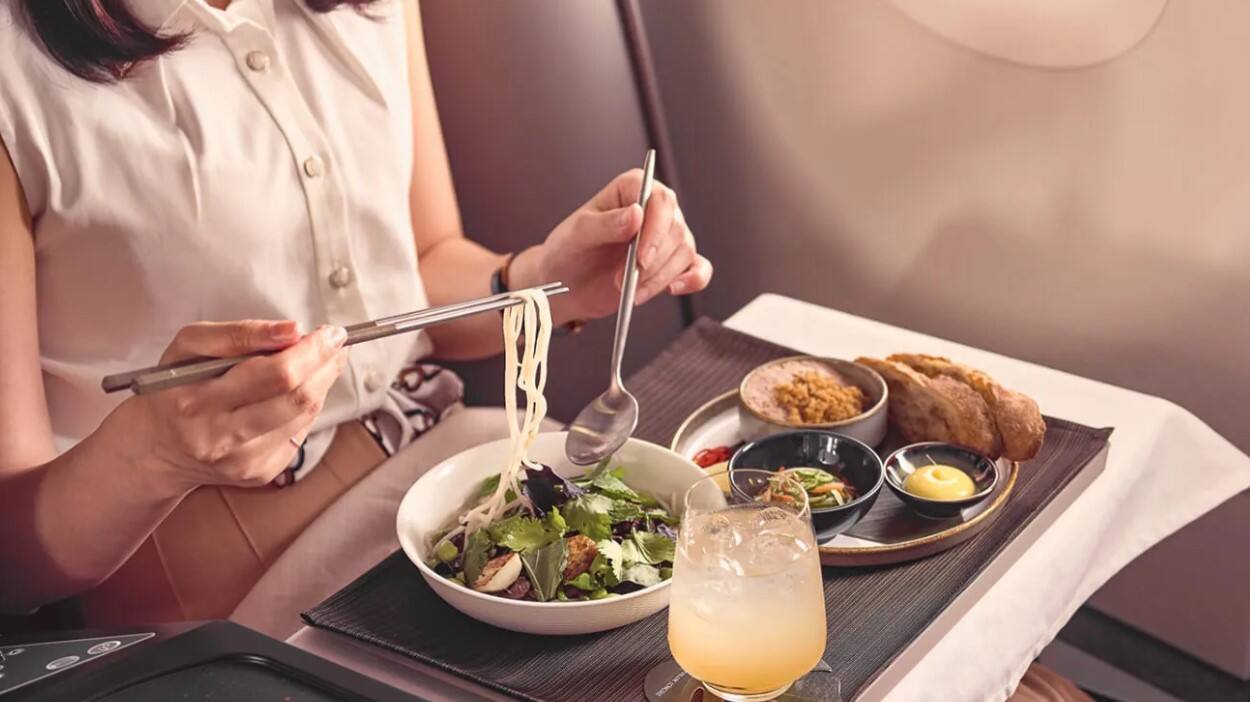 飞机上也有用餐礼仪？美航一旅客抱怨邻座提前用餐引热议