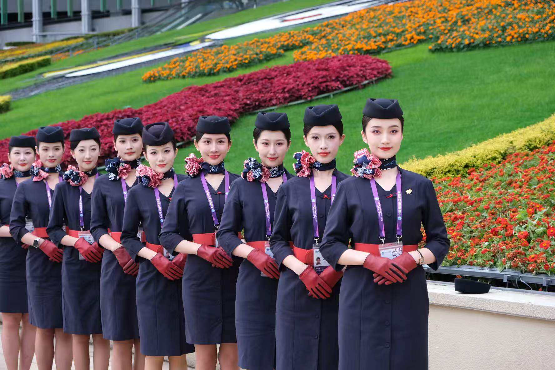 东航“凌燕”连续第八年服务进博会：40%“新面孔”亮相，“00后”男乘首次加入