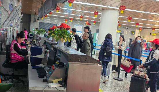 新疆机场集团克拉玛依古海机场温情护航绿色通道助力成都研学学子启程