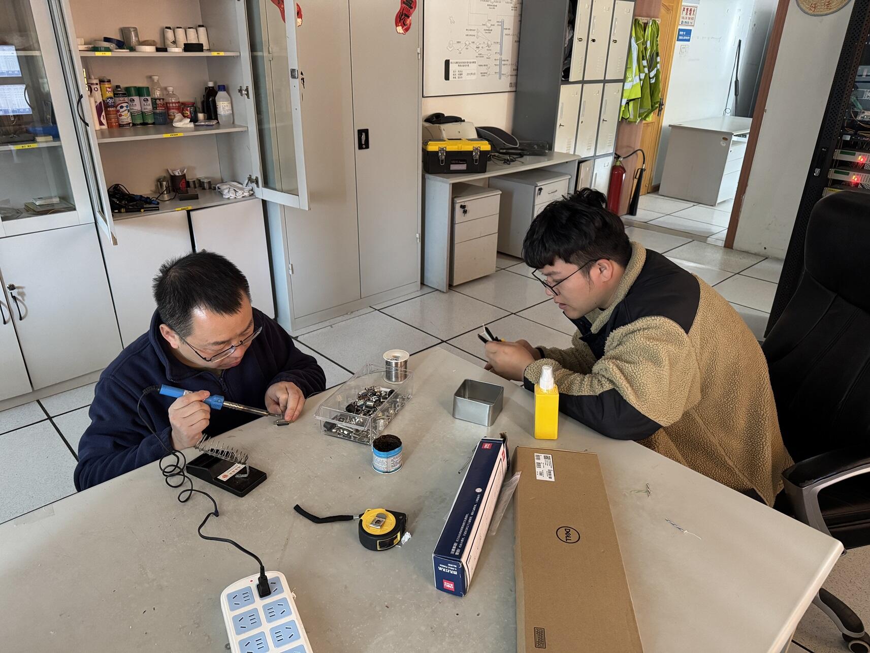 西南空管局空管公司维修分公司技术员攀登高高原台站，护航川西航线