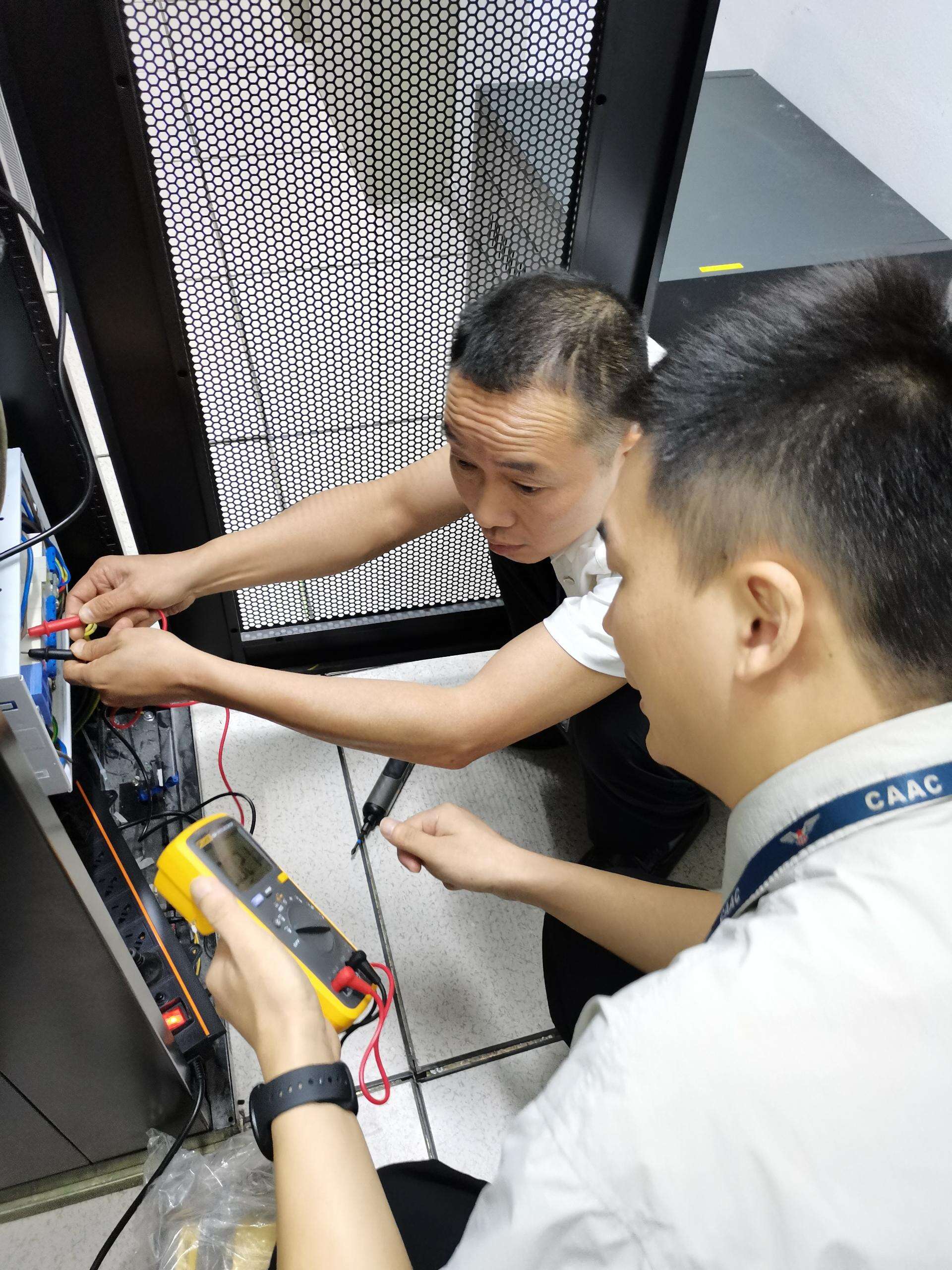 夜间值守显担当 精准排故保安全​​——西南空管局空管公司维修分公司成功处置资阳导航台供电故障