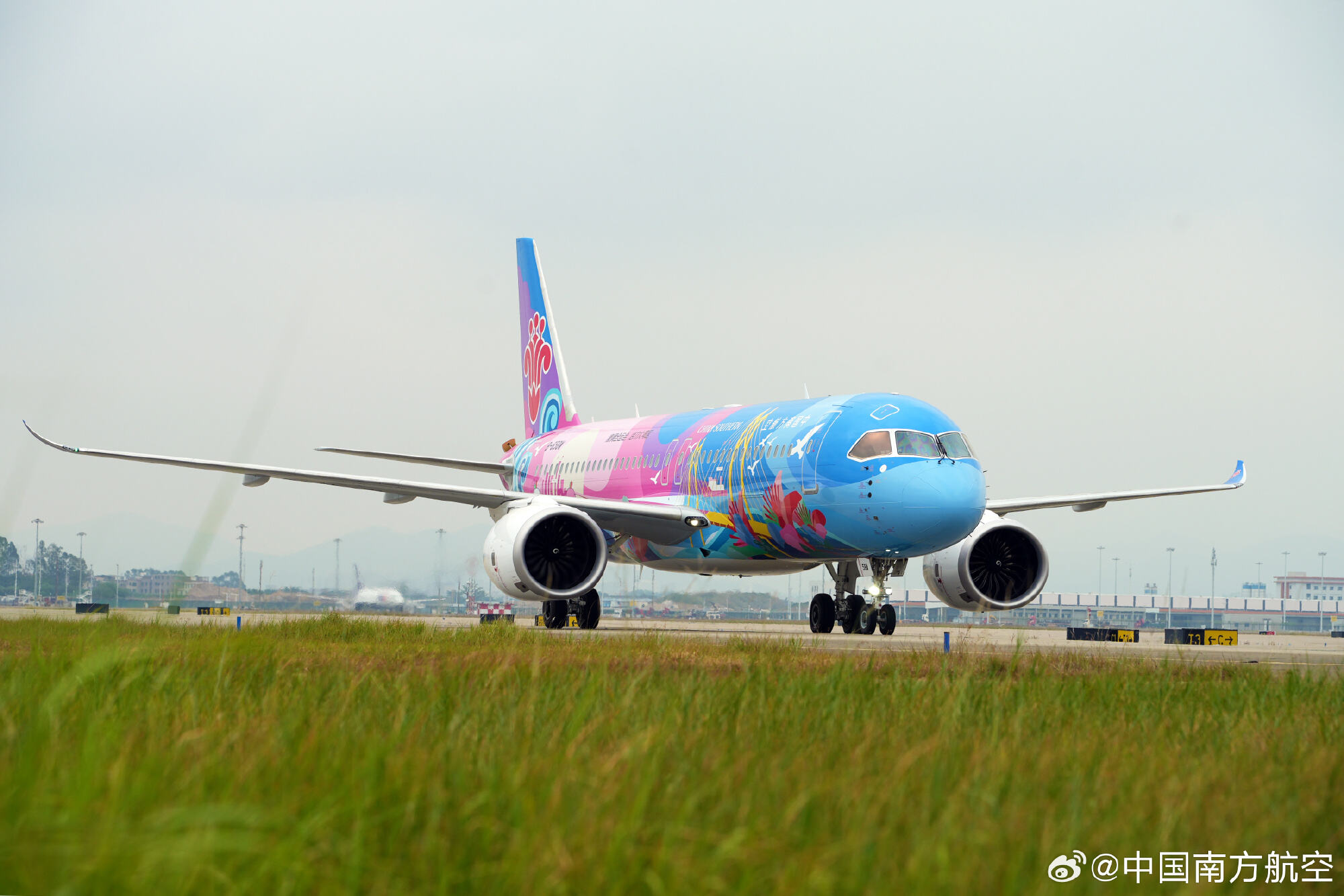 国内首架C919十五运会主题彩绘飞机首航