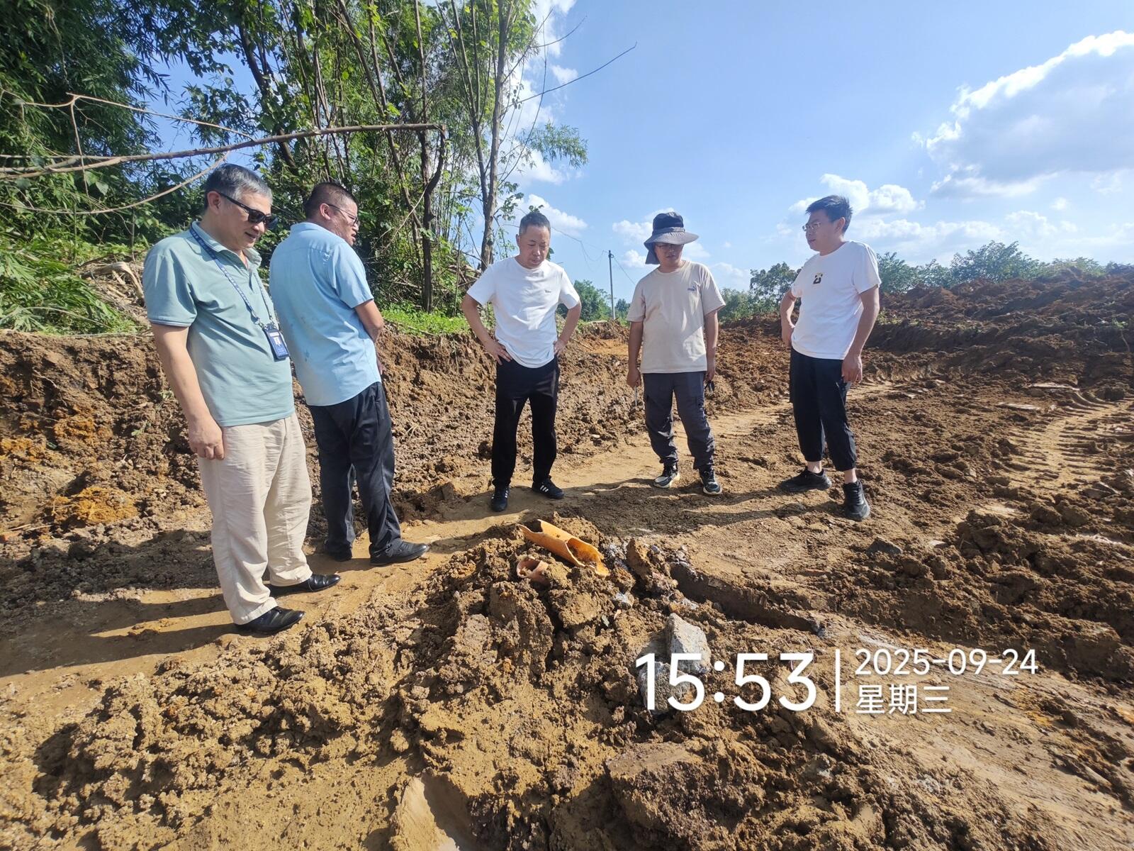 西南空管局网络中心电信网络部对空港花田附近通信管道开展紧急抢修工作