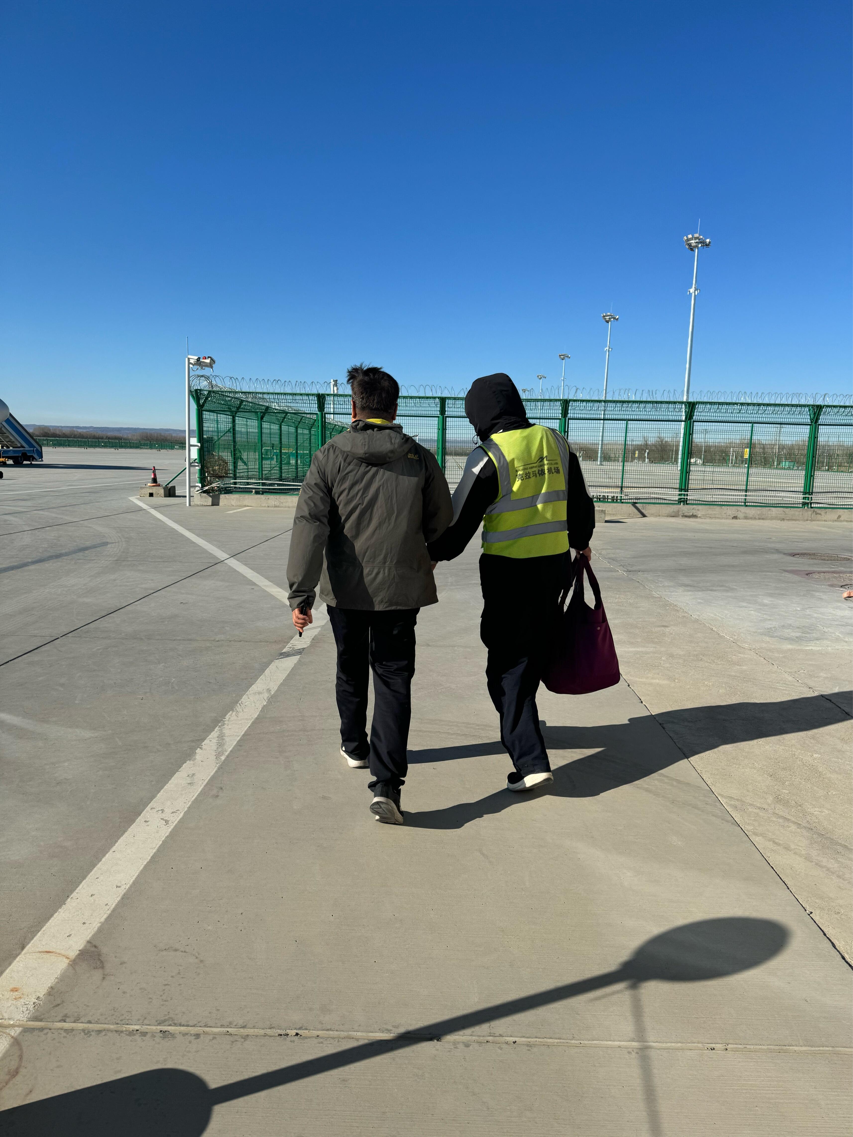 温情护航！机场工作人员暖心助力年长旅客，拎包登机暖人心