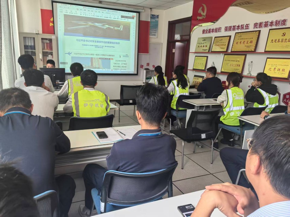 伊犁发布暴雪蓝色预警,新疆机场集团伊犁伊宁国际机场进入冬季保障状态