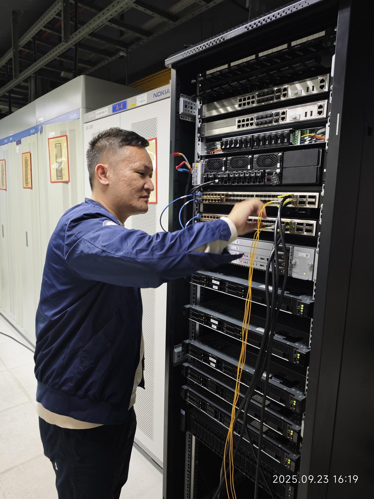 【800M集群系统升级改造系列报道一】西南空管局网络公司电信网络部顺利完成800M集群系统更新改造项目核心网设备安装工作