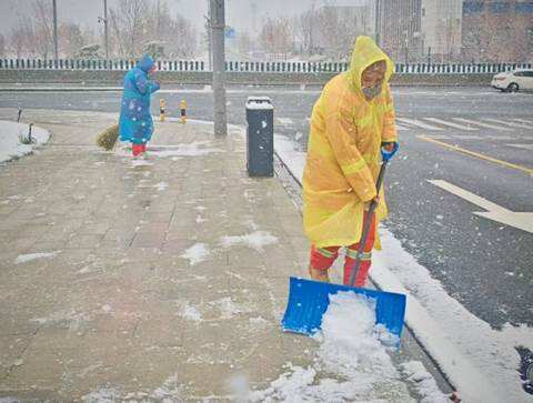 新疆天惠商业管理公司天缘物业公司以雪为令 全力清雪保畅通