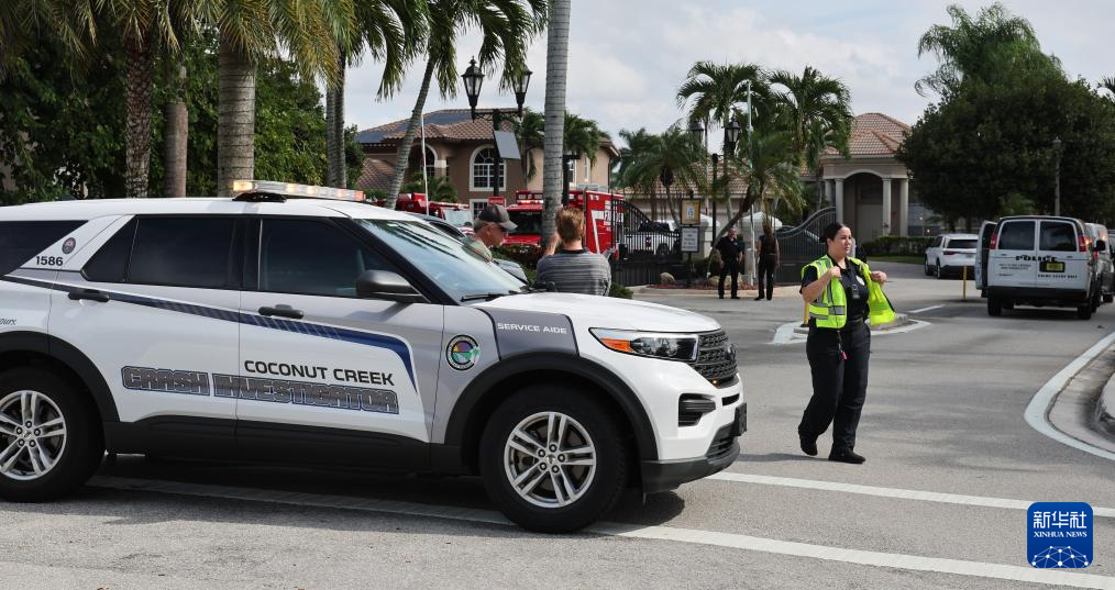 一架小飞机在美国佛州坠毁 致两人死亡