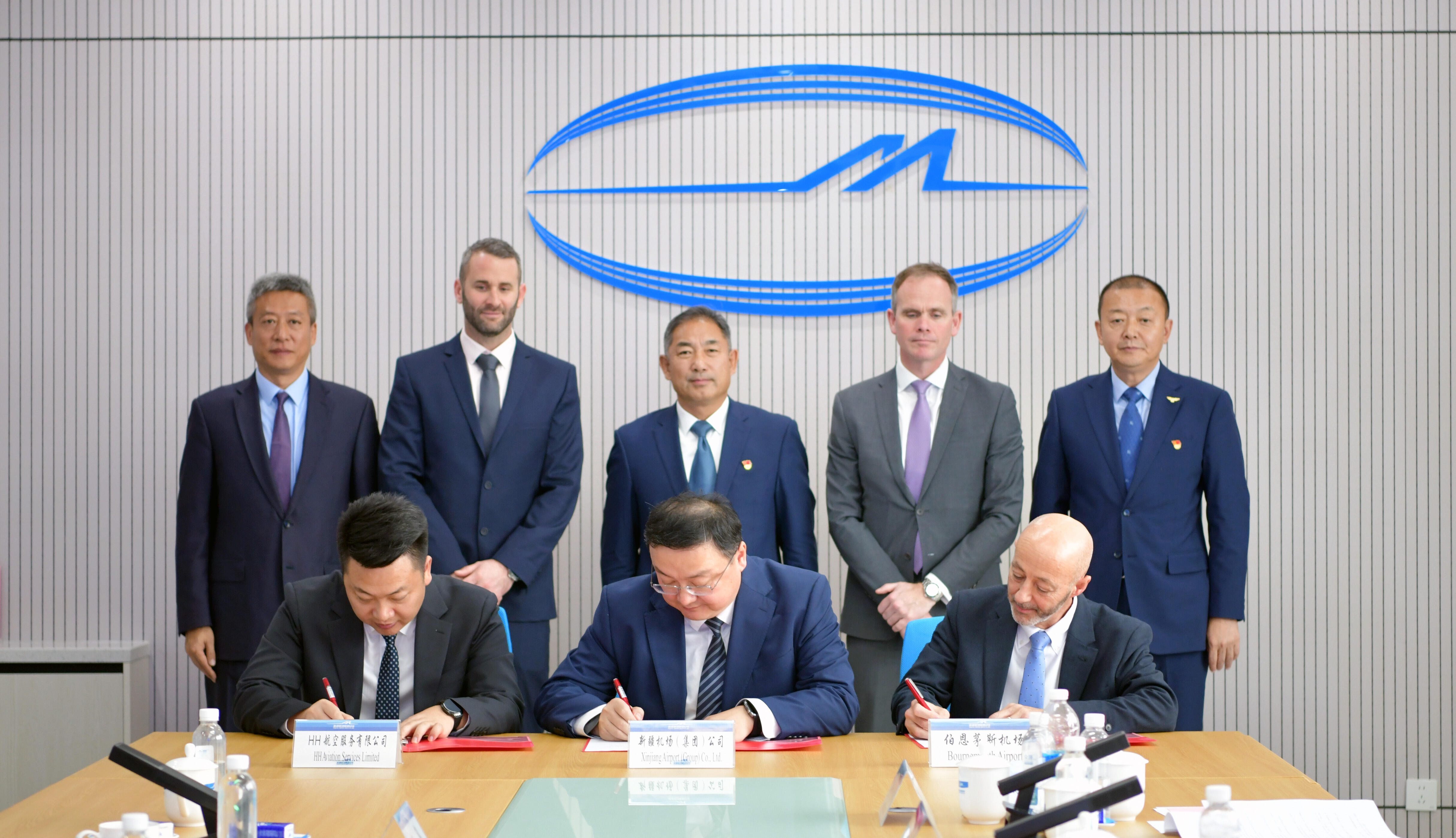 新疆机场集团与英国伯恩茅斯机场、HH航空服务公司签署战略合作备忘录