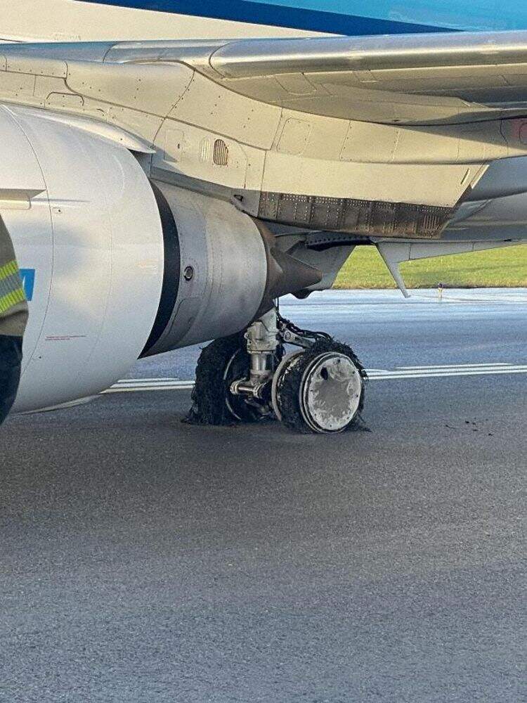 荷兰一客机着陆时起落架坍塌